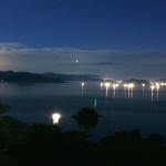 20時頃、菊ヶ浜から見た漁火がキレイだったので、その後笠山へ撮りに行ってみた。時間が遅くなるほど船が沖へ出るので遠くなる。